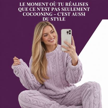 Ensemble cocooning violet porté dans le canapé