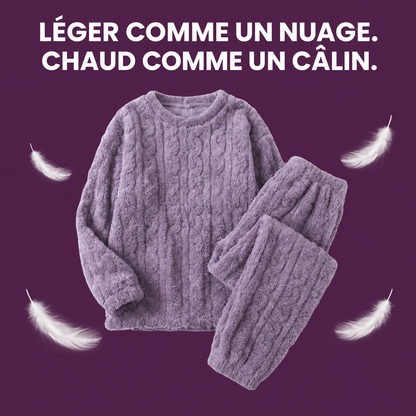 Ensemble cocooning violet à plat, plumes autour